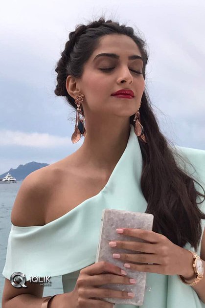 Sonam-Kapoor-At-Cannes-Festival